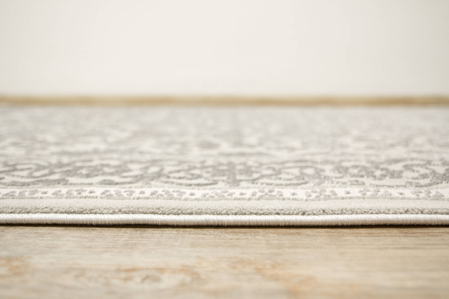 Koberec Allora Plus F346A ornament / rám, stříbrný / šedý