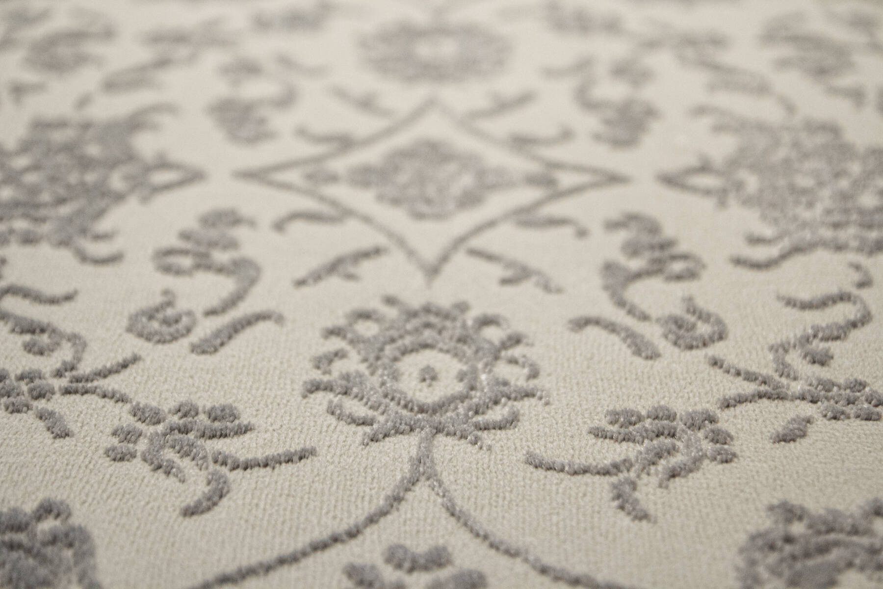 Koberec Allora Plus F346A ornament / rám, stříbrný / šedý