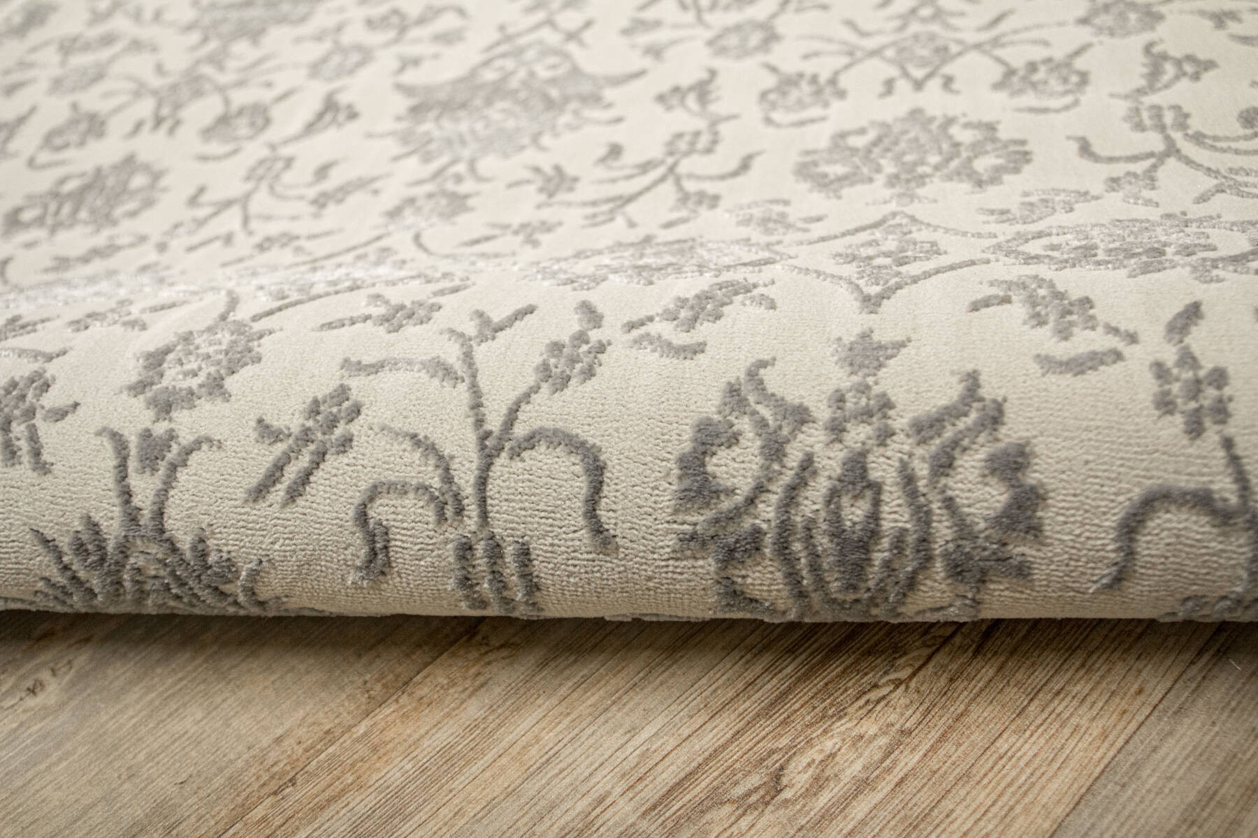 Koberec Allora Plus F346A ornament / rám, stříbrný / šedý