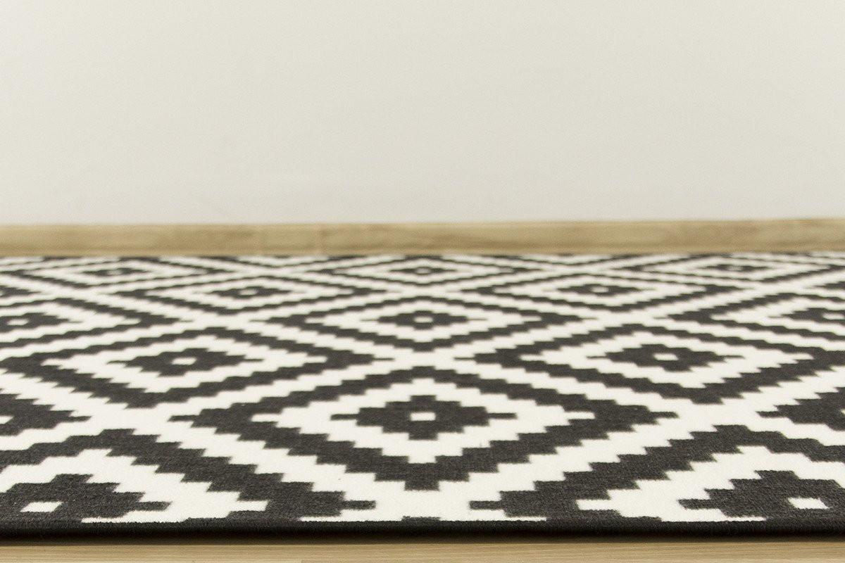 Metrážový koberec Romby černý