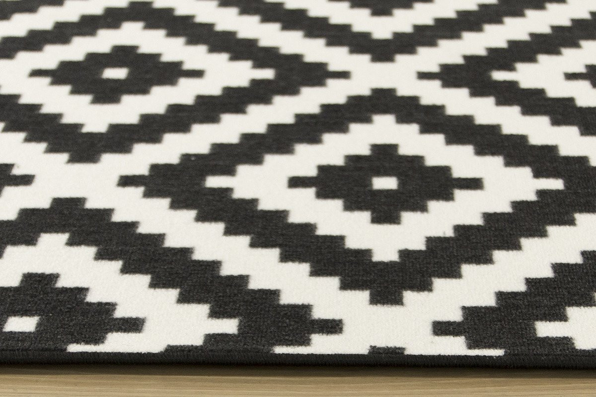 Metrážový koberec Romby černý