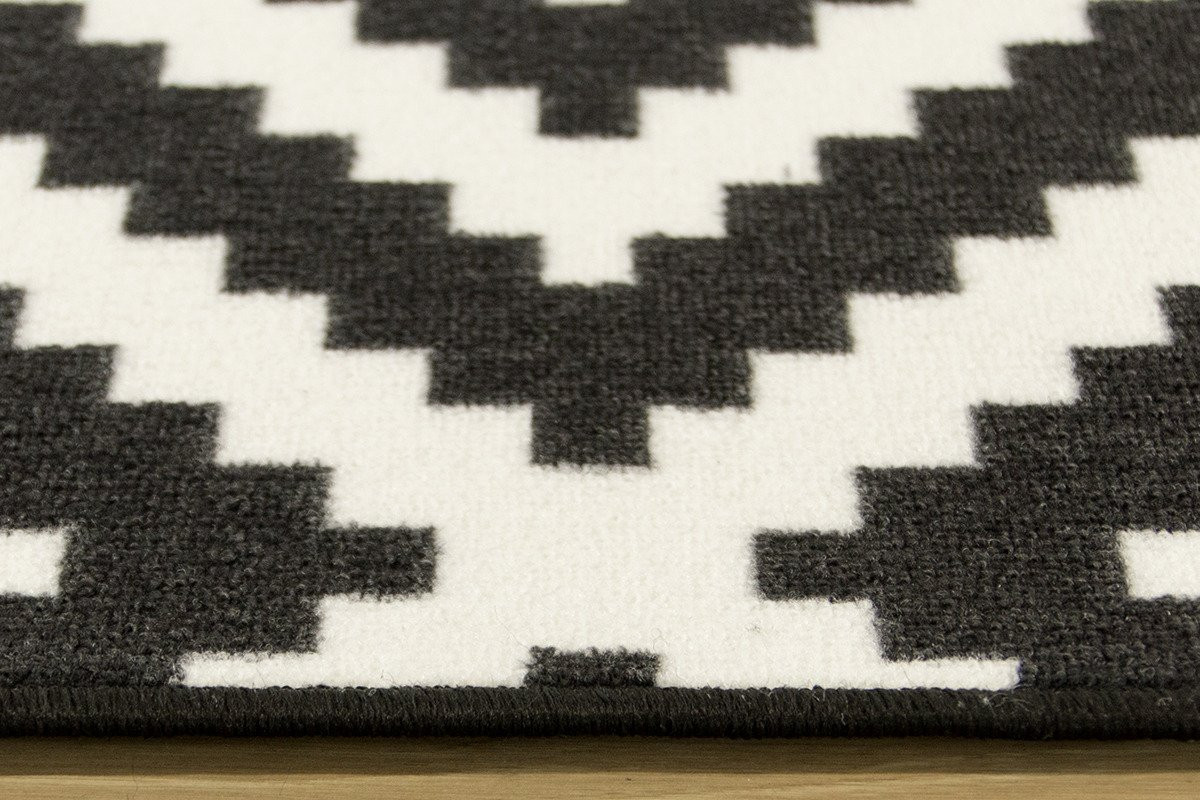Metrážový koberec Romby černý