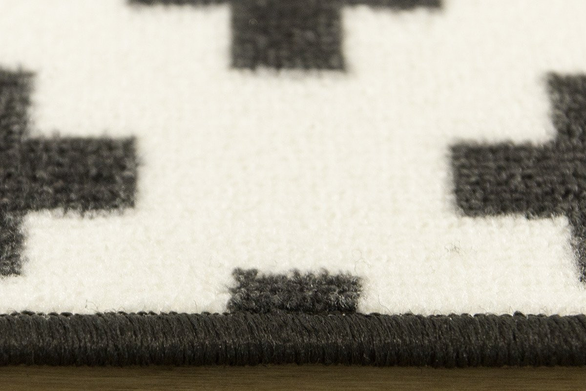 Metrážový koberec Romby černý