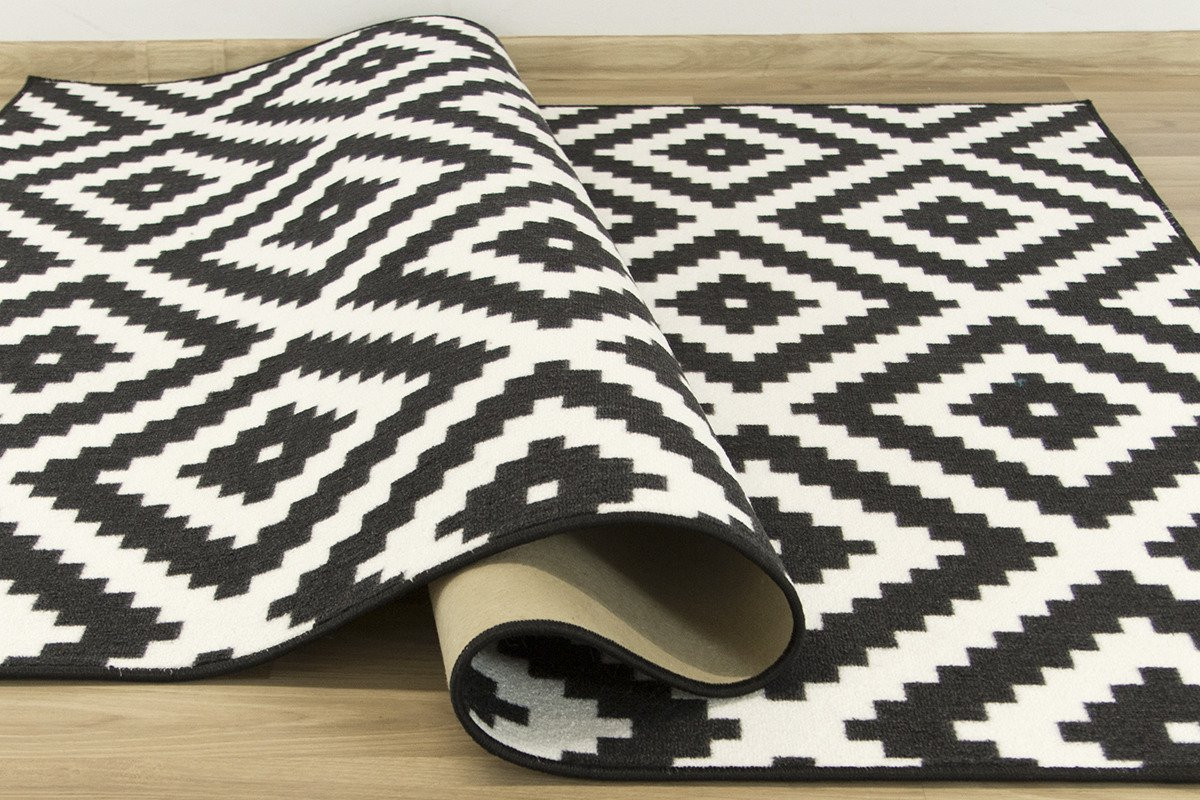 Metrážový koberec Romby černý