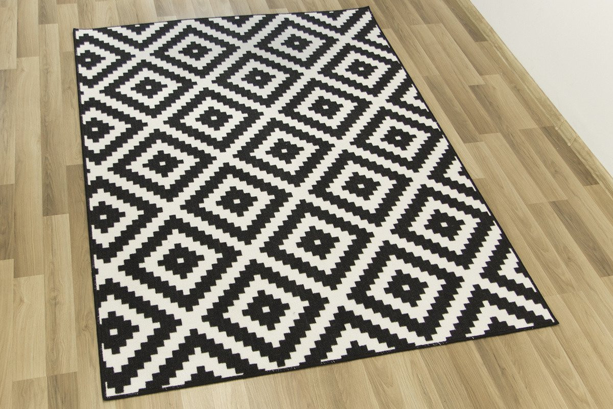 Metrážový koberec Romby černý