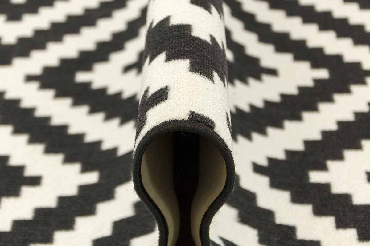 Metrážový koberec Romby černý