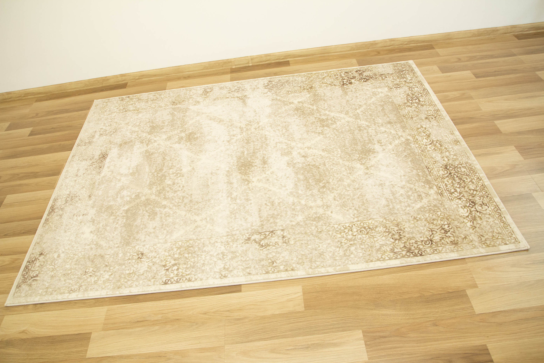 Koberec Allora Plus 7754A ornament, béžový / krémový / zlatý