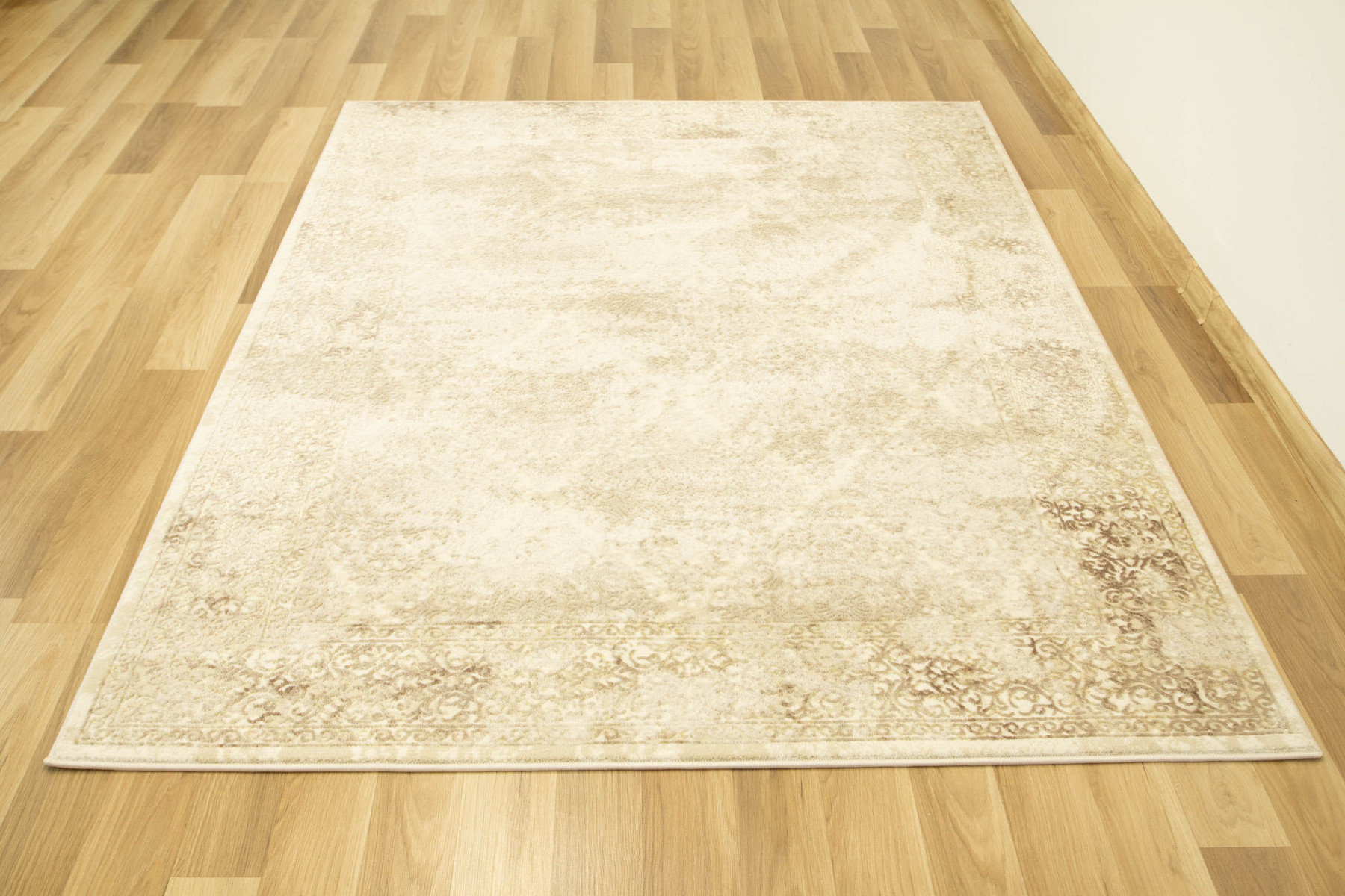 Koberec Allora Plus 7754A ornament, béžový / krémový / zlatý