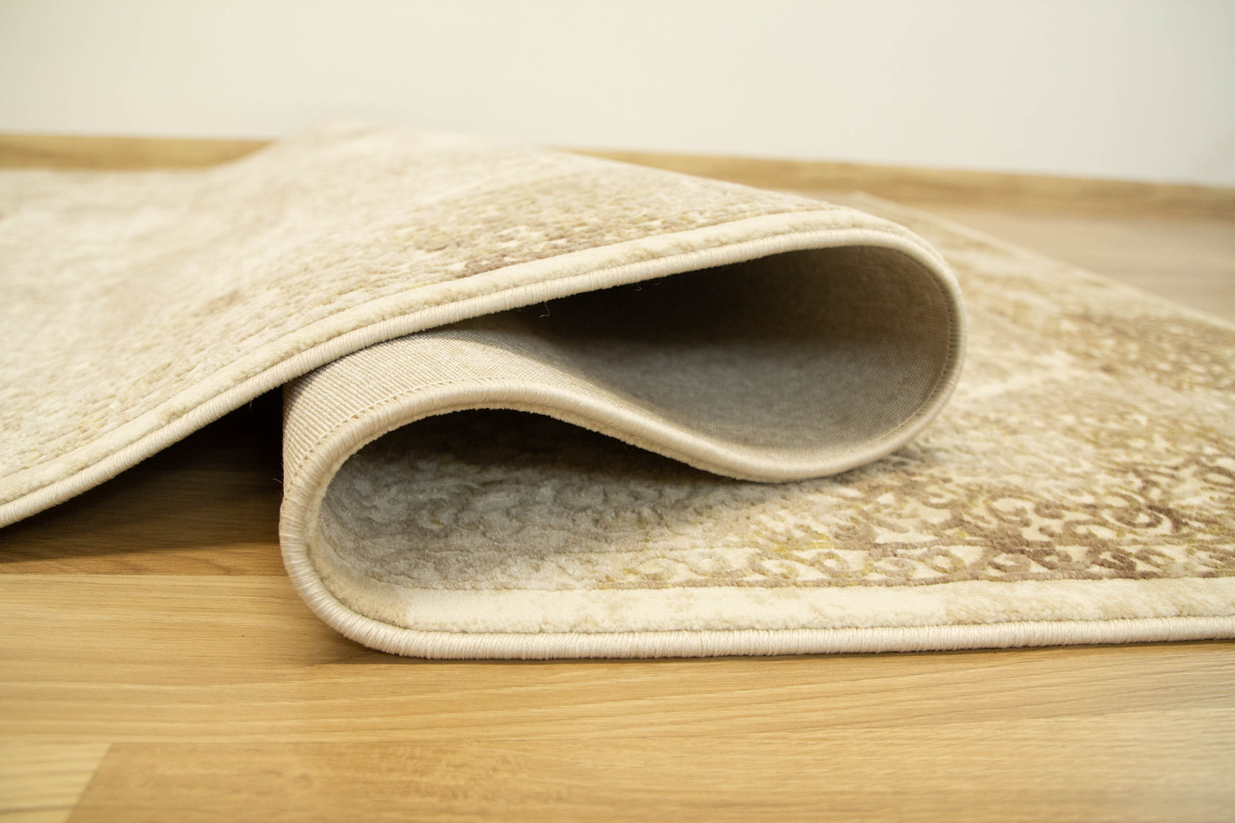 Koberec Allora Plus 7754A ornament, béžový / krémový / zlatý