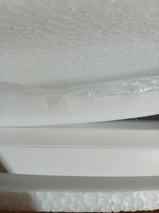 Kulatý stůl TODI 100 cm bílý - drobné poškození