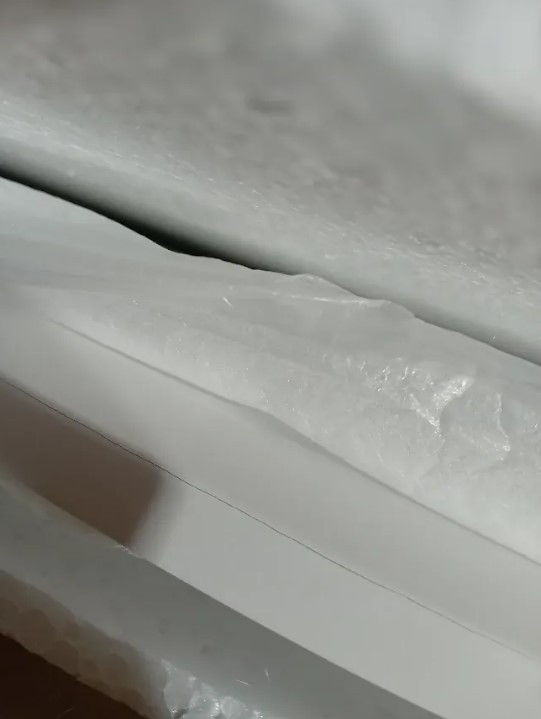 Kulatý stůl TODI 100 cm bílý - drobné poškození