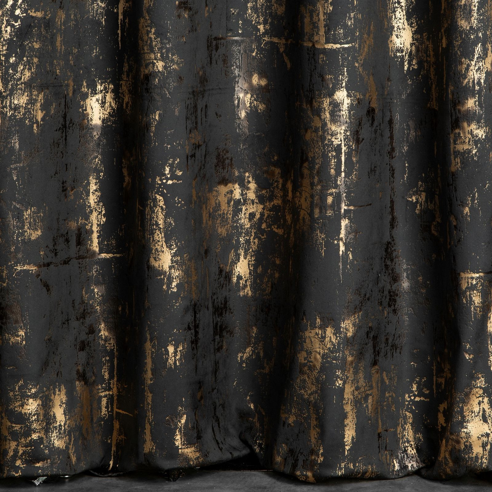 Hotový závěs TONIA černý - na průchodkách