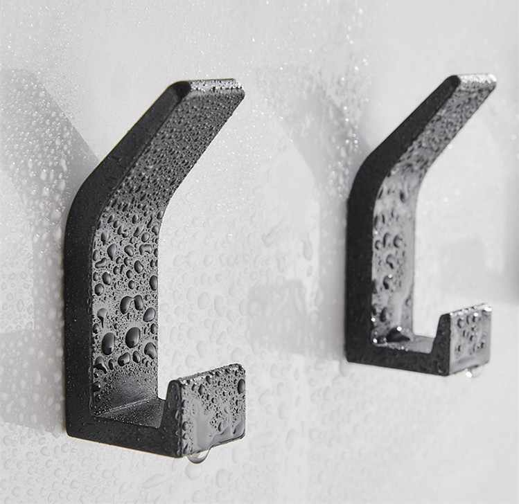 Sada pěti věšáků OMNOS černá (5 ks)