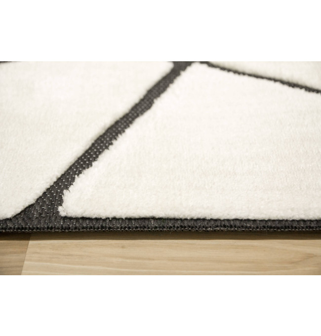 Koberec Shaggy Lula Soft IM85A trojúhelníky, krémový / černý