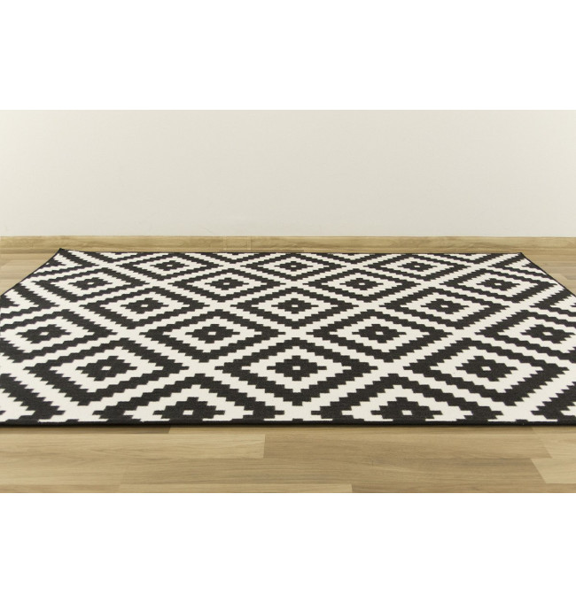 Metrážový koberec Romby černý