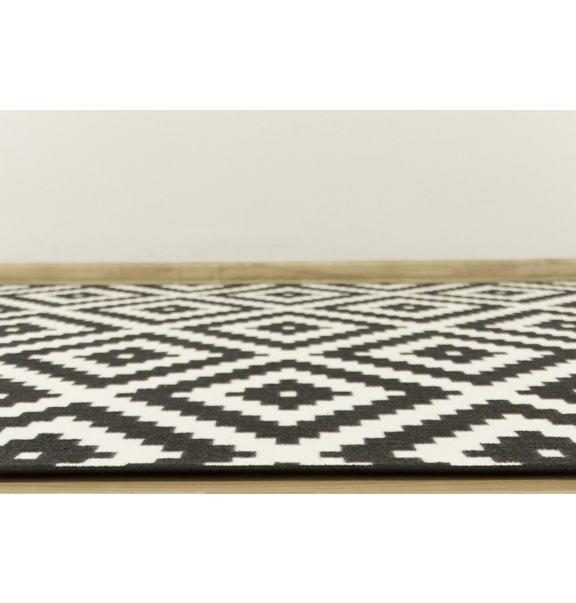 Metrážový koberec Romby černý