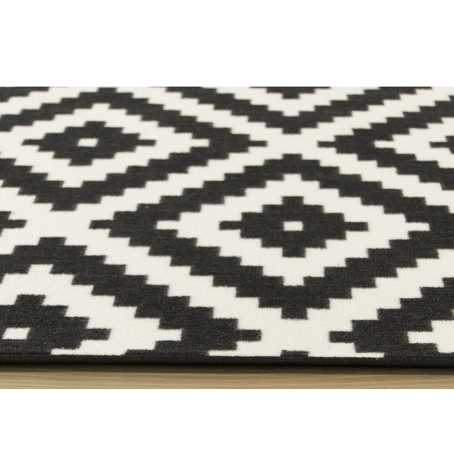 Metrážový koberec Romby černý