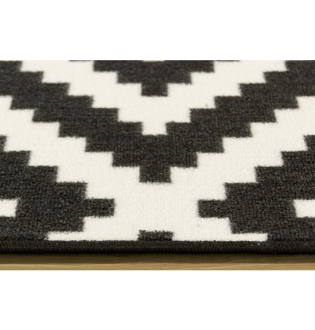 Metrážový koberec Romby černý