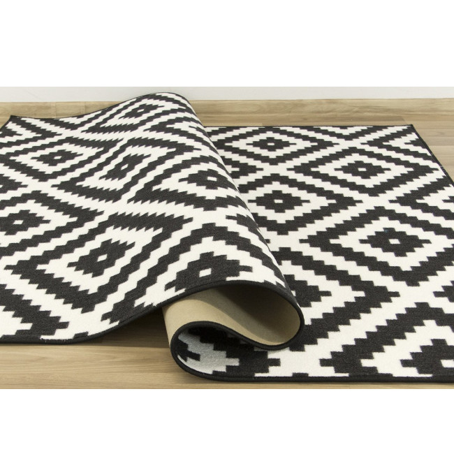 Metrážový koberec Romby černý