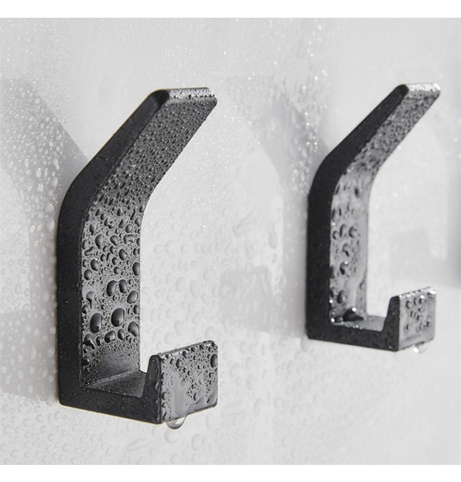 Sada pěti věšáků OMNOS černá (5 ks)